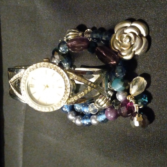 Elegant Silver Women's Quartz Watch - Picture 2 of 4